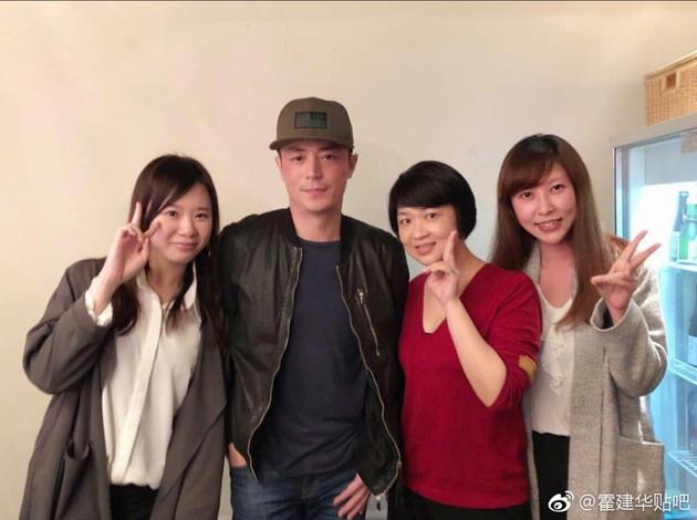 网友偶遇醉酒霍建华 脸蛋红扑扑双手乖