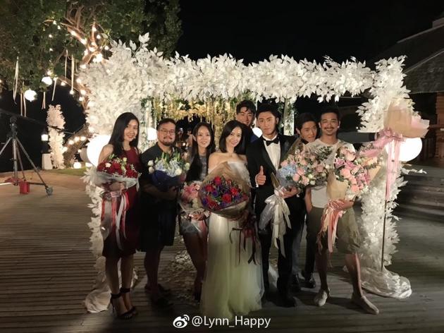 《千岁大人的初恋》杀青 宋茜黄景瑜等合影留