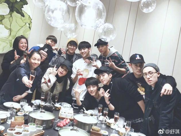 舒淇与《燃烧吧少年》重聚 与众帅哥约饭合影