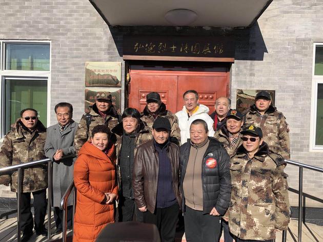 臧天朔梁天等人合照