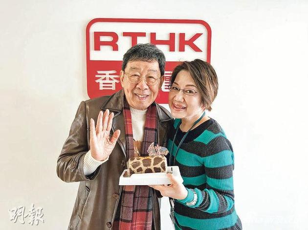 4-01-车淑梅送上蛋糕为胡枫庆祝86岁生日。