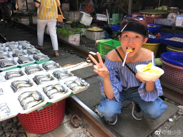 蔡少芬菜市场街头大吃美食