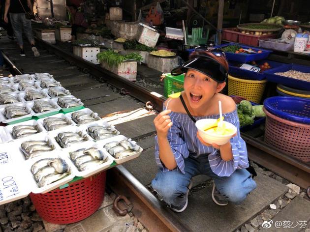 蔡少芬菜市场街头大吃美食