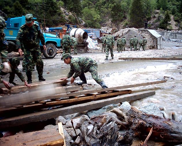 川藏线汽车兵在修路