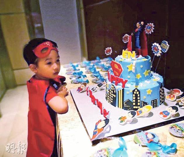 Aiden化身为超人，连生日蛋糕也是超人造型，相信他一定是超人的粉丝