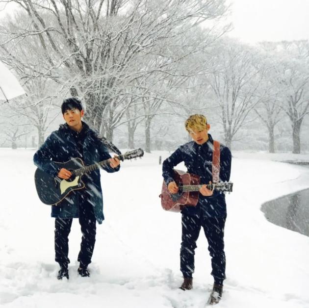周杰伦雪地弹吉他