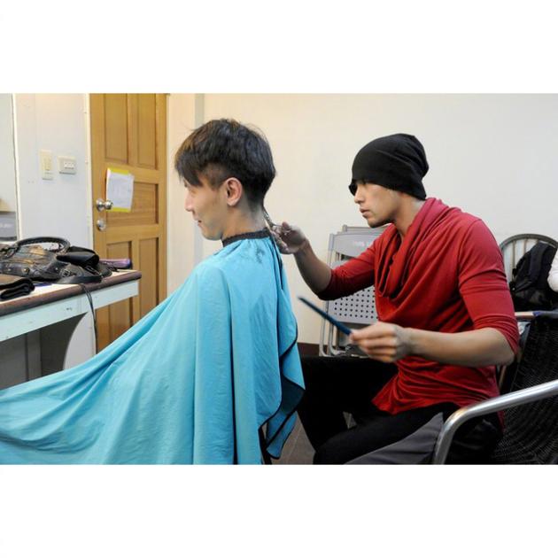 周杰伦变身发型师小哥 手拿理发剪认真十足专