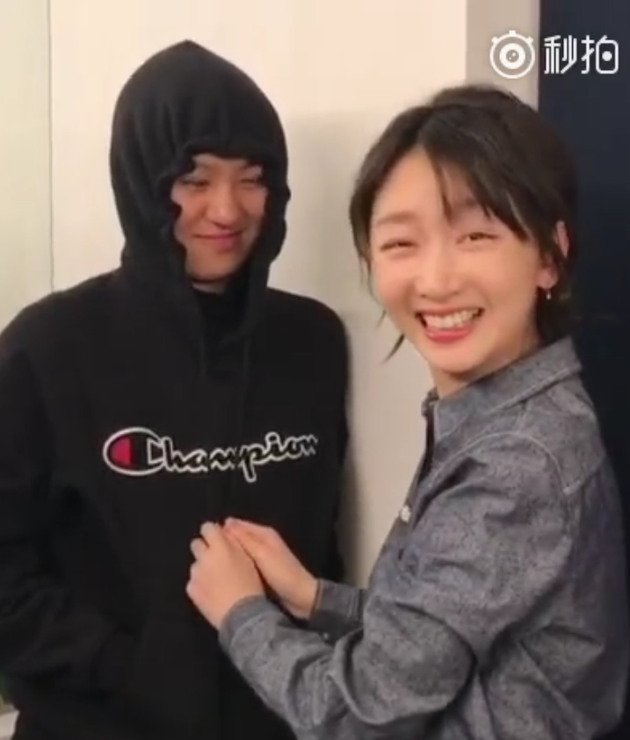 周冬雨表演缩头术