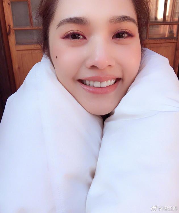 杨丞琳收工露灿笑 皮肤白皙吹弹可破仍似少女