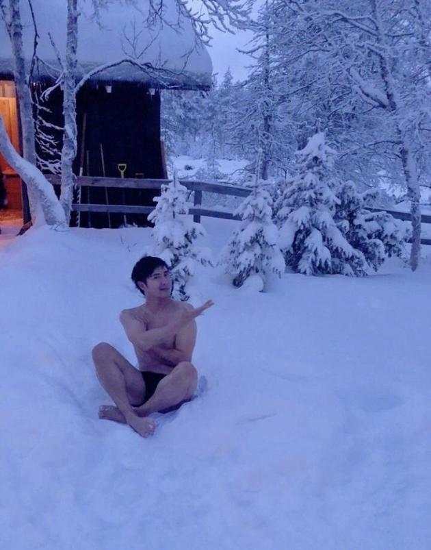 田亮赤身坐雪中,体质令人惊叹