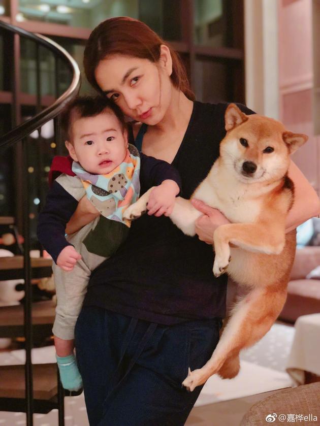ella怀抱儿子劲宝