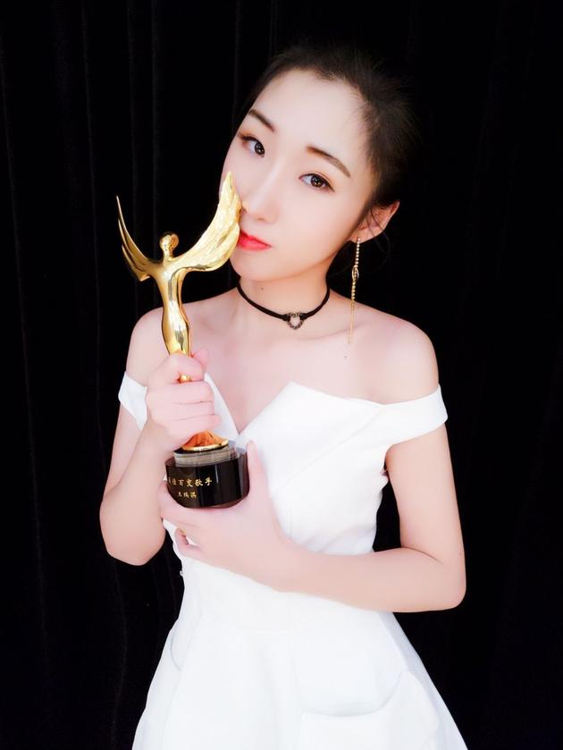 王瑞淇白裙清丽亮相斩获最佳百变歌手大奖