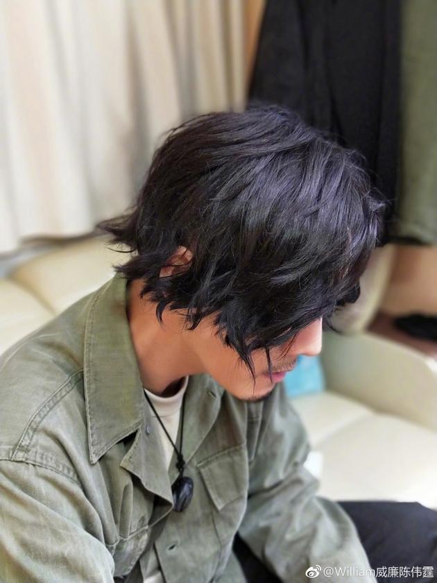 陈伟霆轻松驾驭沧桑造型络腮胡配长乱发别有魅力