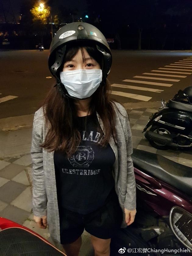 福原爱戴反安全帽
