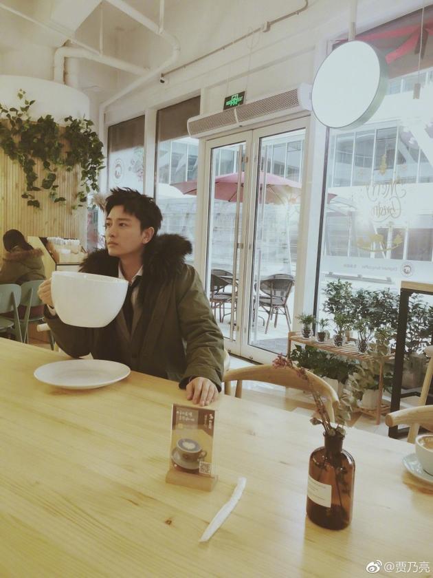 贾乃亮和他的超大型咖啡杯