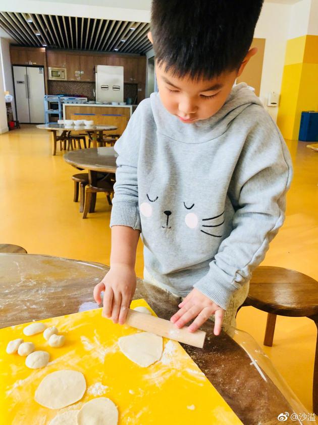 沙溢晒小鱼儿学包饺子近照 手拿擀面杖神情专注