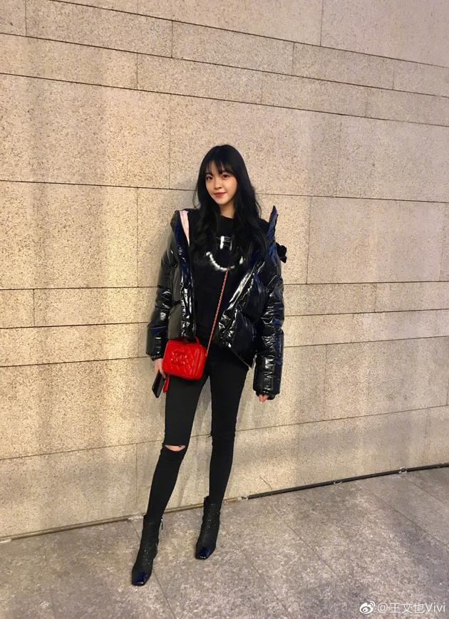 王中磊女儿身材高挑长腿吸睛