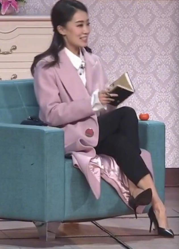 张小斐春晚花式跷二郎腿贾玲凹同款失败被调侃