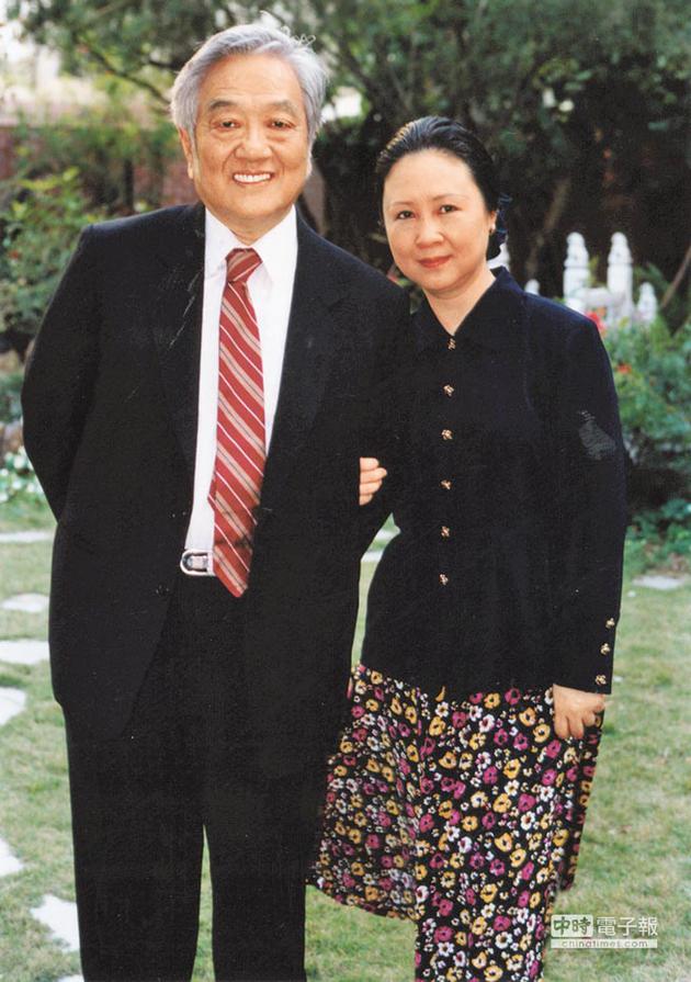 琼瑶（右）与平鑫涛伉俪情深，摄于1994年。