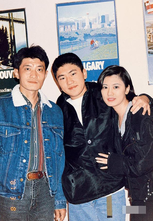 贾静雯（右）年轻时和爸爸（左）及弟弟留下难得的家庭照。