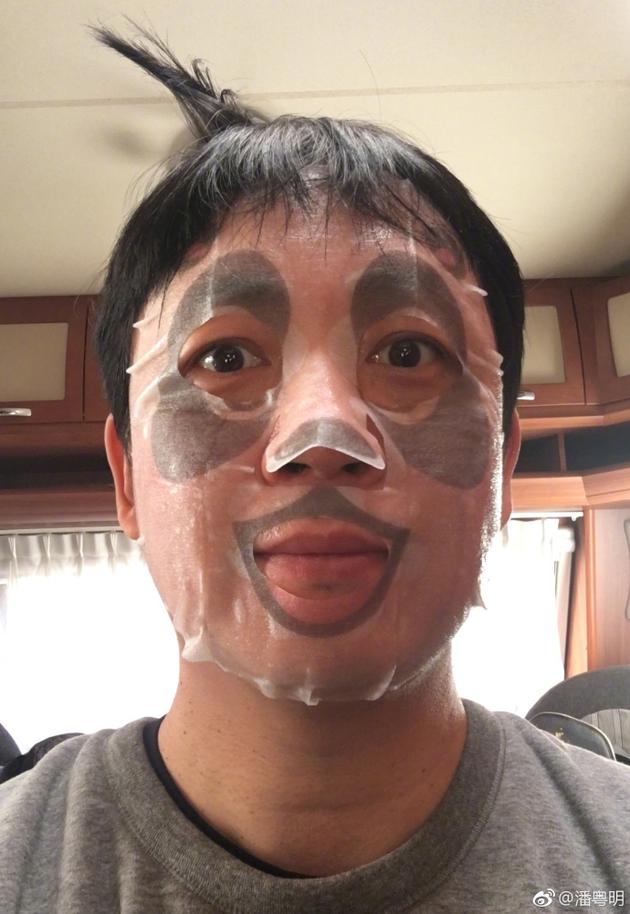 被网友吐槽皮肤差 潘粤明发微博不忘敷面膜|潘