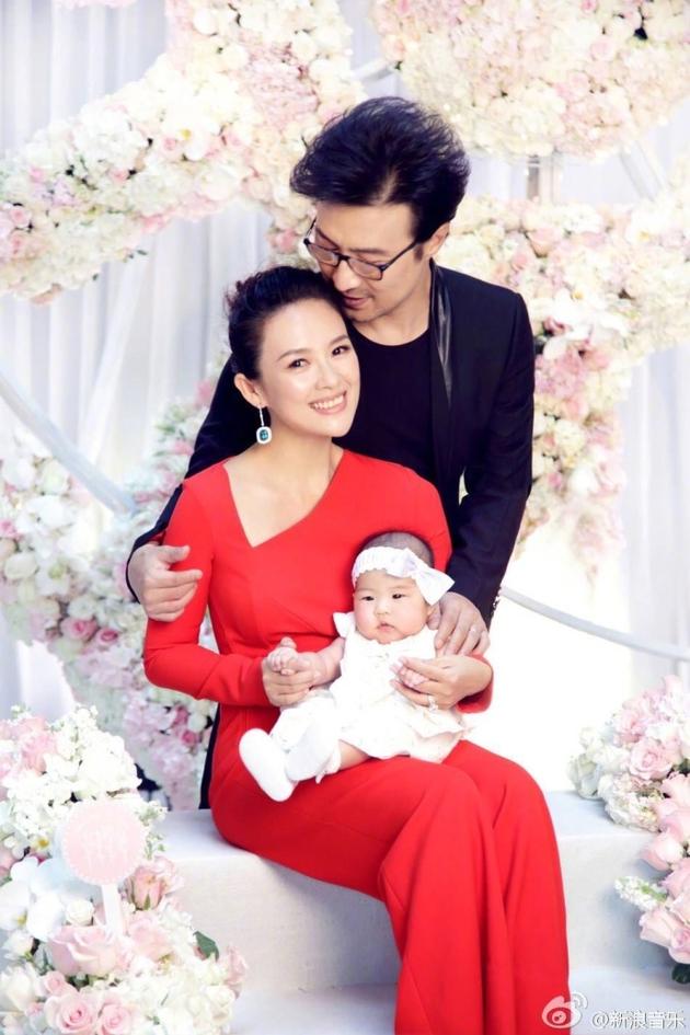 组图:章子怡女儿送姥姥家后画风大变 用脸盆吃饭超可爱