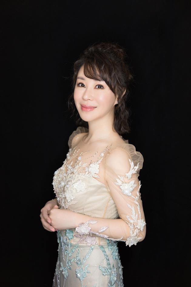 祖海出席活动亮相红毯身穿薄纱礼服显韵味之美