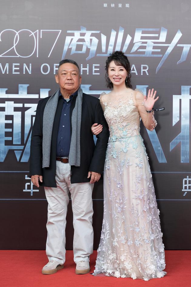 祖海出席活动亮相红毯身穿薄纱礼服显韵味之美