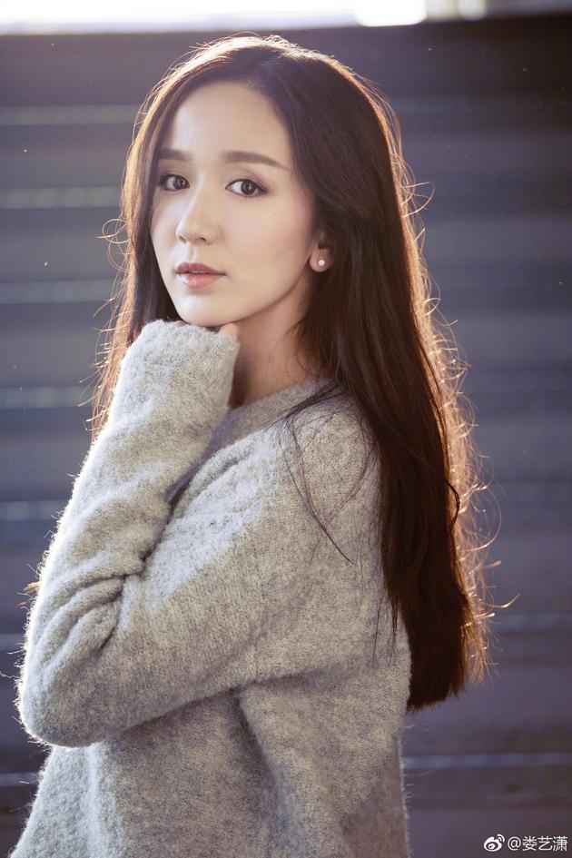 娄艺潇长发披肩单手托下巴 清纯漂亮少女感足|娄艺潇|长发披肩单|手托下巴_新浪娱乐_新浪网