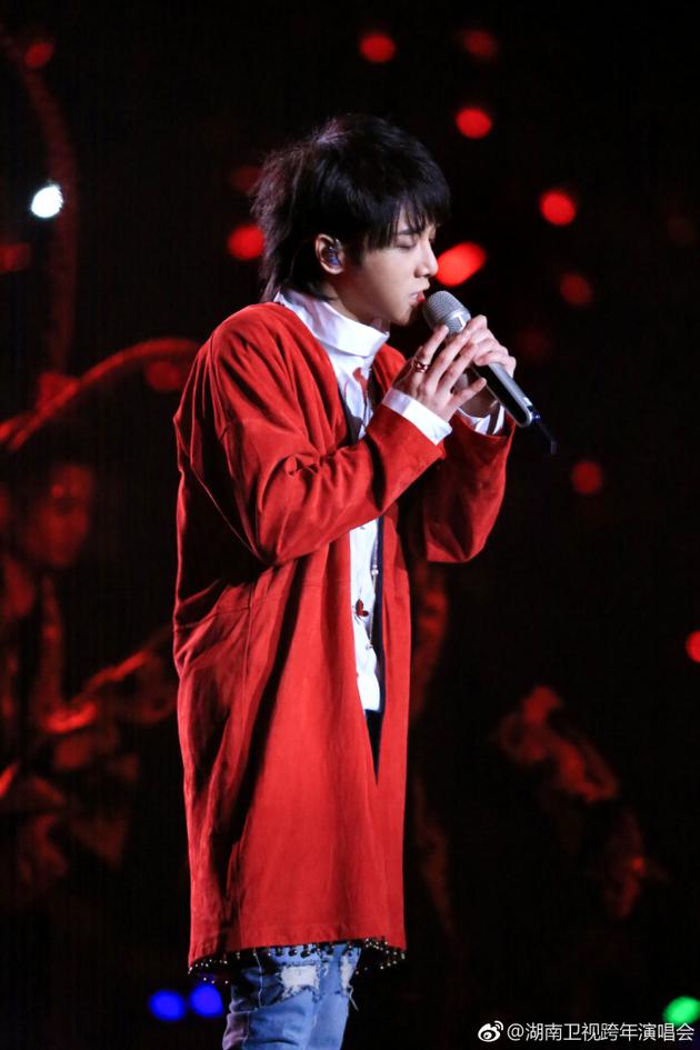 华晨宇:最酷炫倒立舞台 跨年LIVE实力获好评