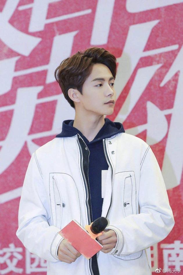 马天宇化身旅游咨询师解答好友疑问 自侃副业