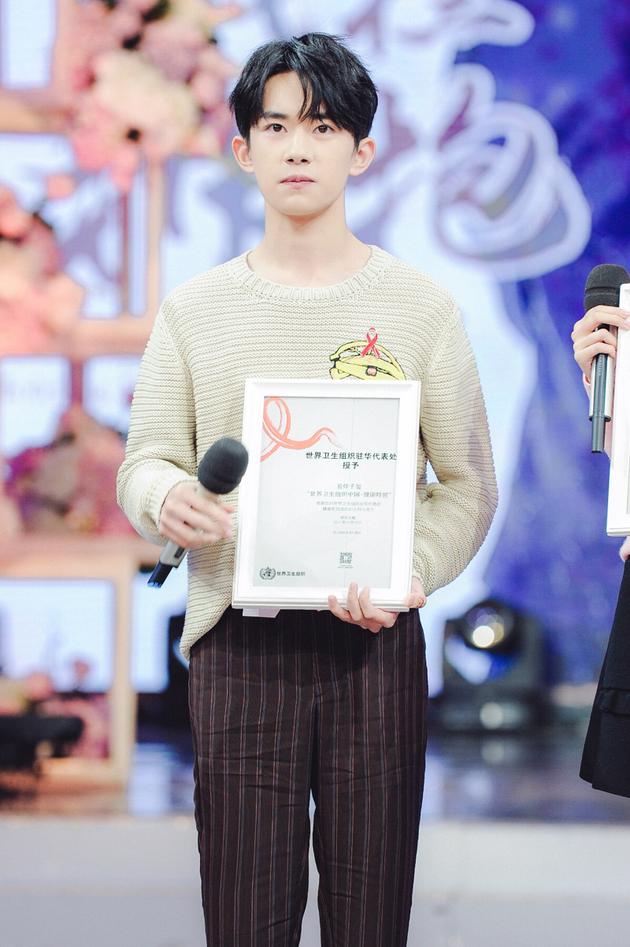 快本易烊千玺献唱公益主题歌 关晓彤为 艾 发声