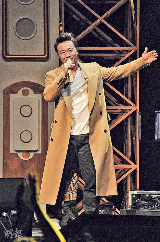 陈奕迅惊喜现身大唱经典作品，相信香港乐迷都很挂念他的声音。