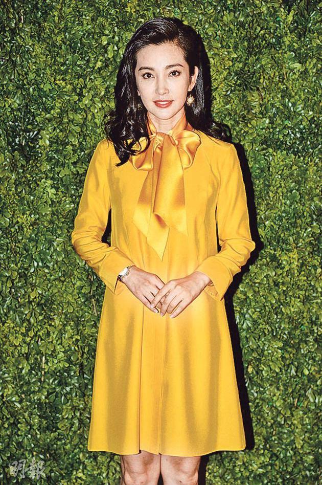 李冰冰前晚（3月8日）穿着黄色丝质连身裙为新店主持开幕仪式，她透露会留在香港几天。