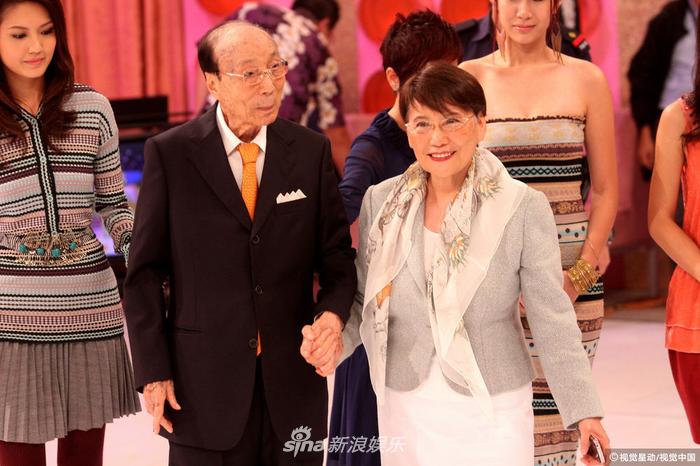 六婶方逸华在TVB立台五十周年时离世,有评价称她的离开,意味着邵氏时代彻底结束。