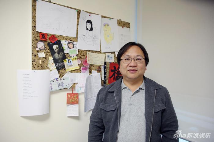 TVB金牌编审叶天成的办公室墙上,贴了半面墙的幼童稚嫩画作。