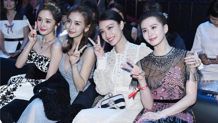 “四小花旦”杨幂baby倪妮刘诗诗比耶美拍