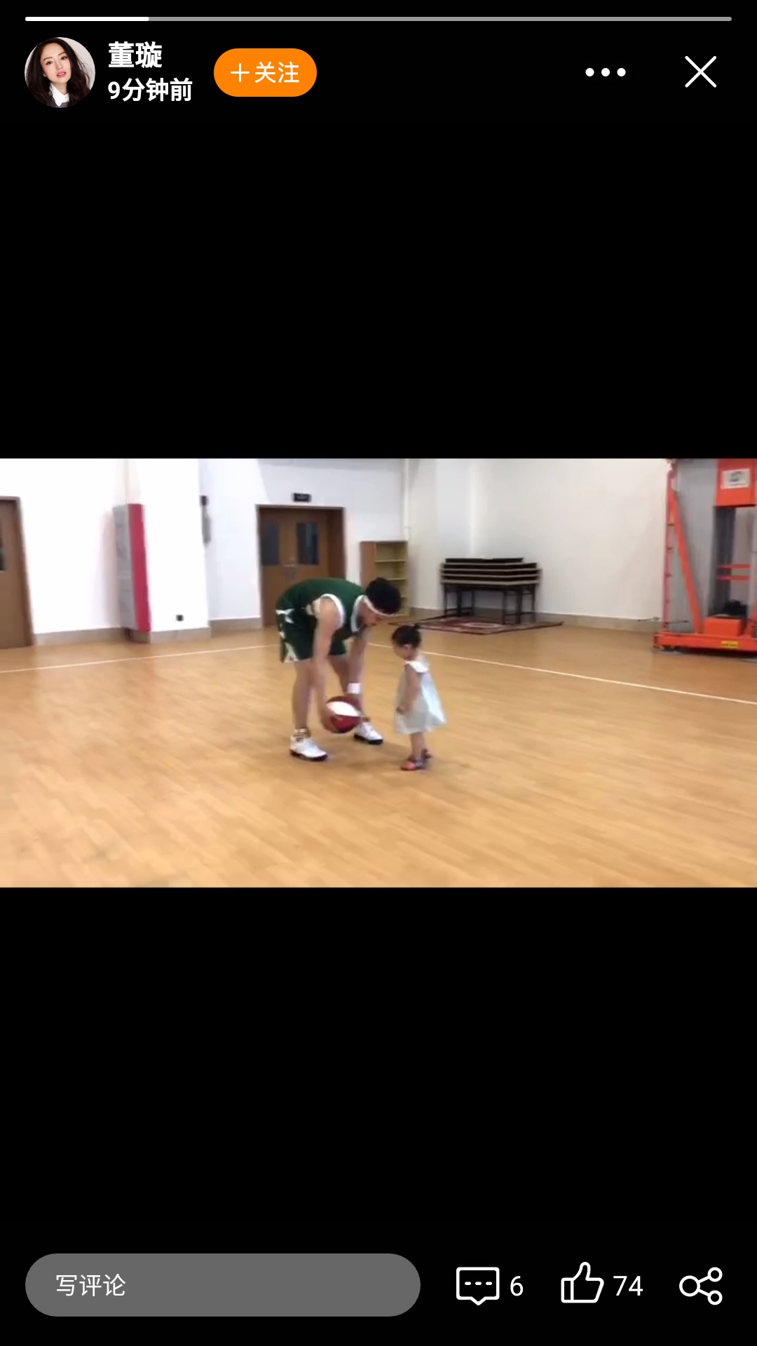 高云翔和女儿一起打篮球