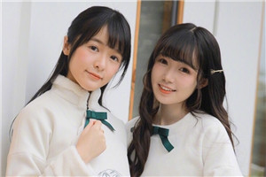 double甜美！徐娇与友人穿姐妹装晒合照