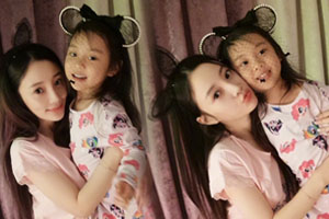 李小璐和甜馨过周末开睡衣趴