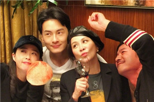 刘嘉玲庆生 《半生缘》顾氏姐妹卖萌