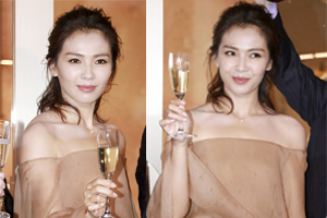 刘涛薄纱裙装露香肩 优雅举杯气场十足