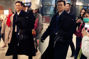 70岁郑少秋走路带风 腰杆笔直风采依旧