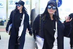 张天爱全黑look现身 与粉丝开心互动