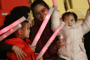 何洁一双儿女齐现身助阵妈妈演唱会