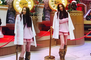 51岁温碧霞穿粉衣迎圣诞 短裙大秀美腿