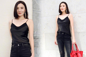 宋佳冬日穿吊带出街秀香肩美背笑容依旧