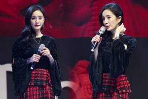 杨幂毛呢格子裙秀傲人大长腿性感迷人