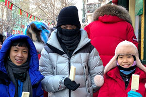 张艺谋娇妻为女儿庆生 仨娃合影长超像