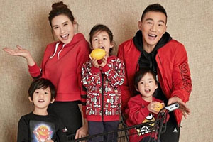 刘畊宏晒全家福 小泡芙兄妹傻傻分不清